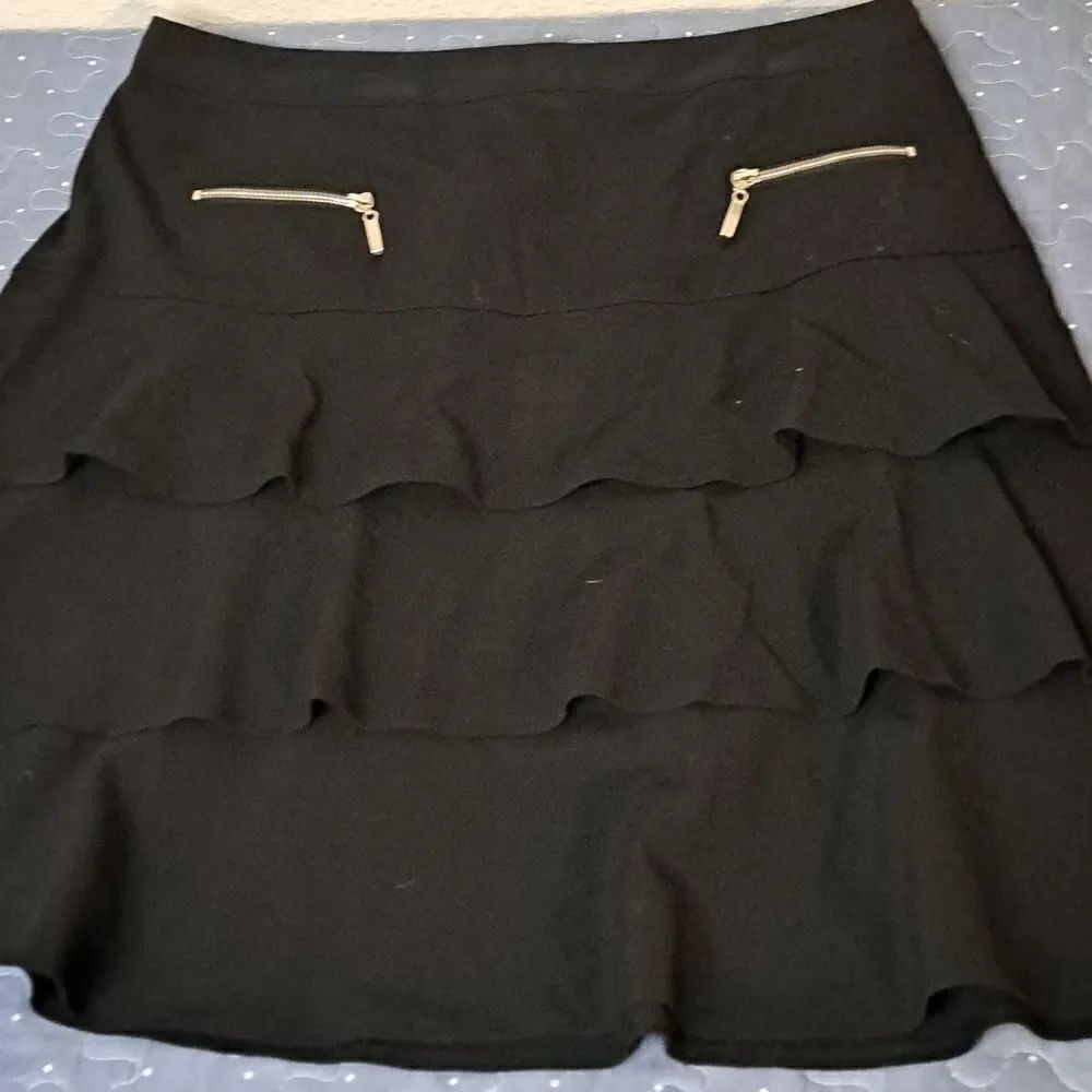 Larry Levine black ruffle skirt size 12